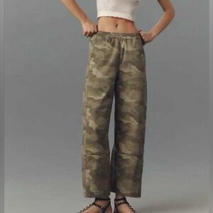 New S Anthropologie x Pilcro The Izzie relaxed pull-on barrel pants: camo twill
